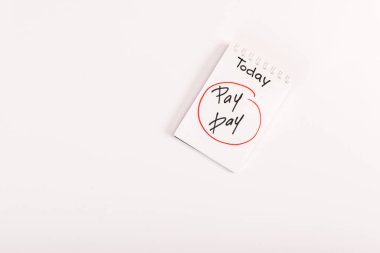 defter üzerinde beyaz izole 'ödeme günü' yazı ile üstten görünüm
