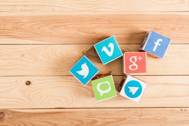 ahşap arka plan üzerinde Web sitesi ve app simgelerin üstten görünüm