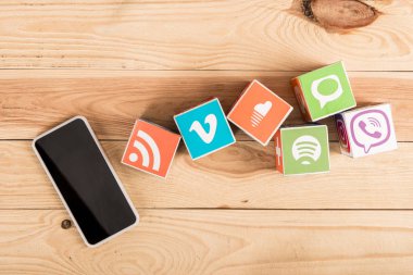 boş ekran ve Web sitesi simgeleri ile smartphone üstten görünüm ahşap arka plan üzerinde