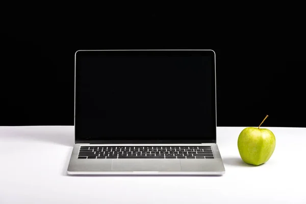 Apple Laptop Blank Screen Desk Isolated Black — Stock Photo, Image