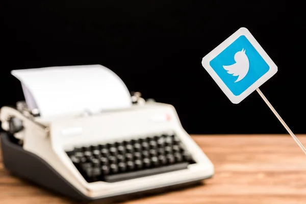 Selectieve Focus Van Twitter App Pictogram Met Schrijfmachine Achtergrond — Stockfoto