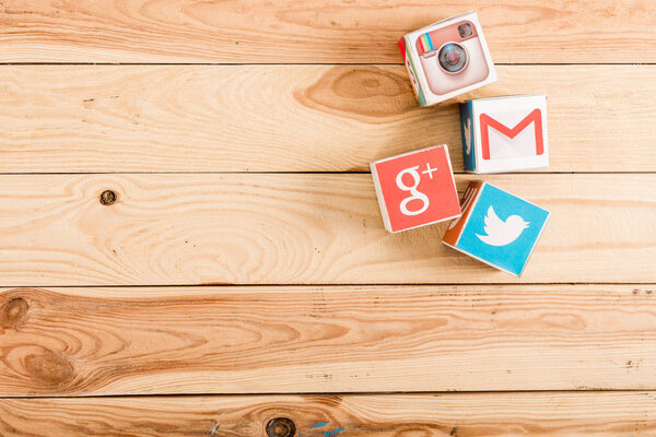 иконки сайта на деревянном фоне с копировальным пространством
