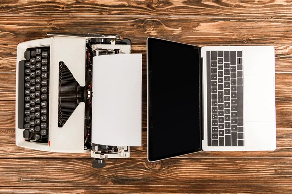 Vista Superior Máquina Escrever Laptop Com Tela Branco Mesa Madeira — Fotografia de Stock
