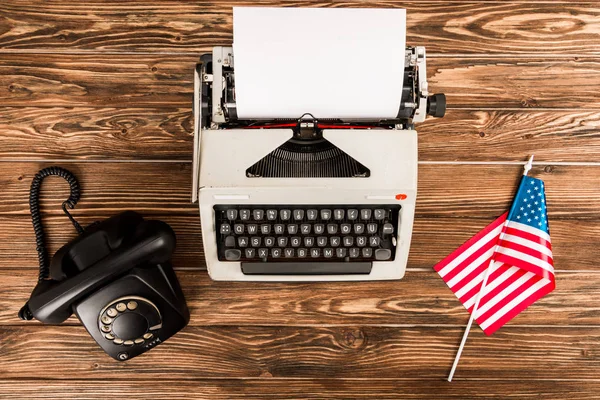 Draufsicht Auf Schreibmaschine Drehwahltelefon Und Amerikanische Flagge Auf Holztisch — Stockfoto