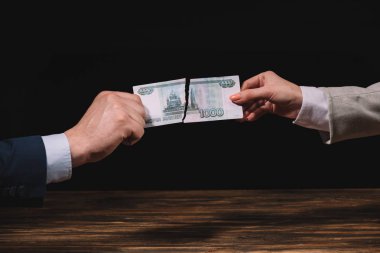 işadamı ve Rus ruble banknot ahşap masa üstünde siyah sökük işkadını kırpılmış atış