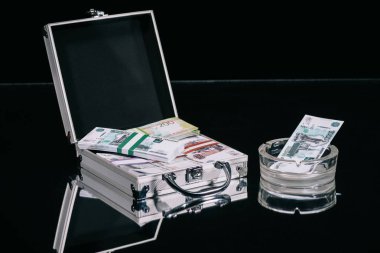Rus ruble banknotlar bavul kasa ve para siyah kül tablası 