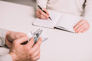 atış ruble banknot ve kadın yazma not defterinde sayma adamın kırpılmış
