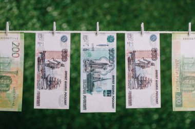 clothesline üzerinde kara para aklama kavramı clothespins ile asılı ruble banknotlar