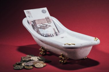 Rus ruble küçük küvet ve paralar kırmızı, kara para aklama kavramı üzerinde görmek