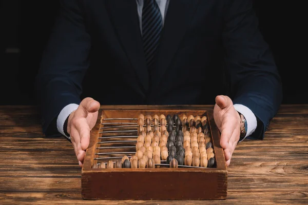 Beskuren Bild Affärsmannen Holding Counting Ram Medan Sitter Träbord — Stockfoto