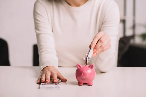 Sección Media Mujer Poniendo Rublos Rusos Alcancía Concepto Ahorro — Foto de Stock