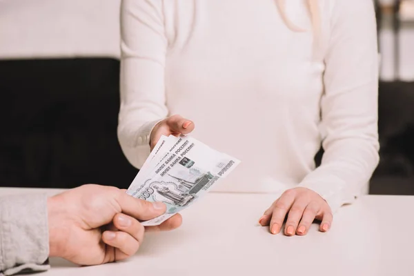 Plan Recadré Homme Donnant Des Billets Banque Roubles Russes Femme — Photo
