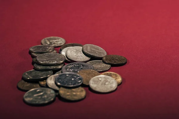 Крупный План Монет Российских Рублей Красном Фоне — стоковое фото