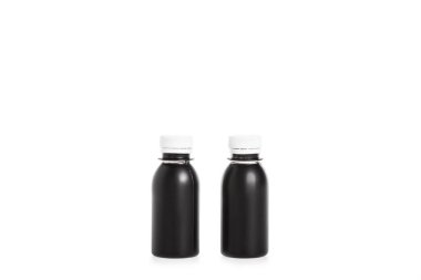 İki siyah plastik şişe üzerinde beyaz izole