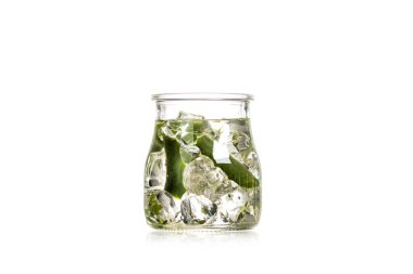 Beyaz izole buz ve aloe vera yaprakları ile stüdyo çekim cam kavanoz