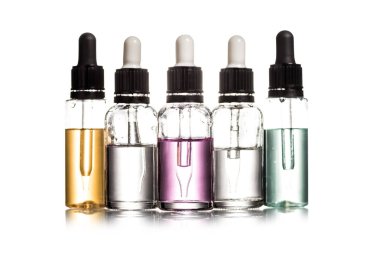 Stüdyo çekim serum üzerine beyaz izole cam şişelerde