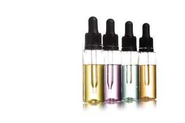 Serum şişeleri siyah kapaklar ve üzerinde beyaz izole damlalıklar stüdyo çekim