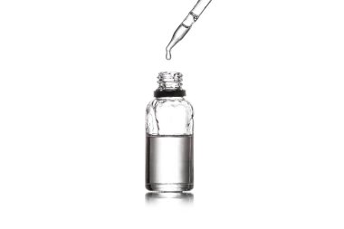 Cam şişe ve pipet Studio atışta beyaz izole sıvı damla