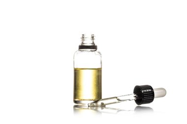 Cam şişe altın sıvı ve üzerinde beyaz izole pipet ile stüdyo çekim