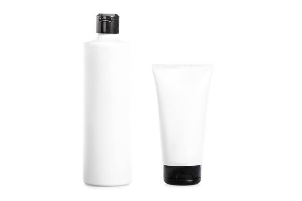 Студийный снимок крем-тюбика и бутылка кондиционера для волос изолированы на белом
