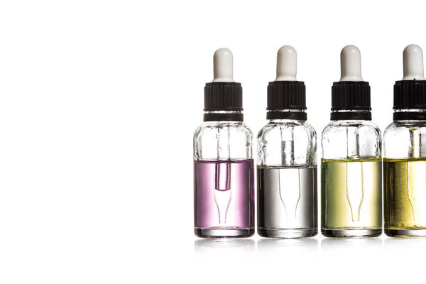 Студийный снимок сыворотки в стеклянных бутылках, изолированных на белом
