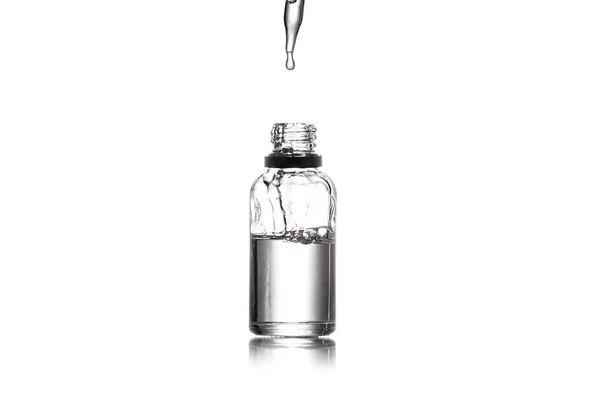 Студийный Снимок Бутылки Сыворотки Пипеткой Изолирован Белом — стоковое фото