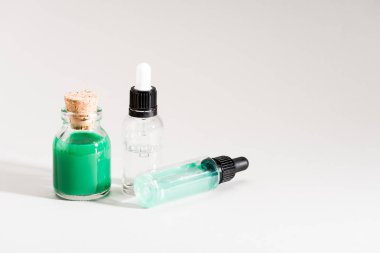 Stüdyo çekim cam kavanoz ve şişeler damlalıklar Grey ile