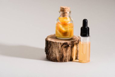 Cam şişe ve serum turuncu adet stüdyo çekim