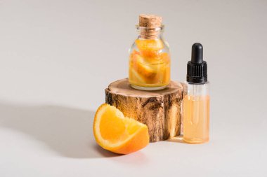 Stüdyo çekim kesilmiş portakal ve cam şişe serum