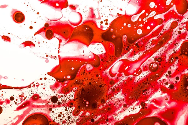 白い表面の赤い汚れの抽象的なショット — ストック写真