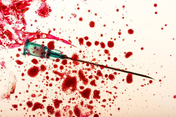 Студийный укол медицинской иглы и капель крови
