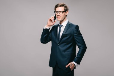 neşeli işadamı gri izole Smartphone cep telefonu ile konuşmak 