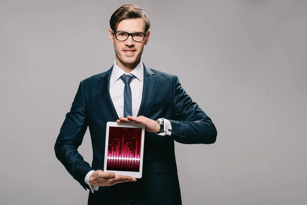 Leende Affärsman Holding Digital Tablett Med Grafer Skärmen Isolerad Grå — Stockfoto