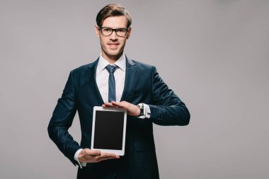 boş ekran gri izole ile dijital tablet holding neşeli işadamı 
