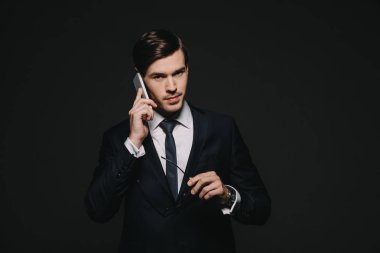 yakışıklı işadamı siyah izole Smartphone cep telefonu ile konuşmak