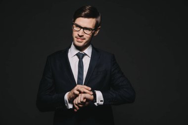 yakışıklı işadamı izlemek izole siyah takım elbiseli dururken dokunmadan