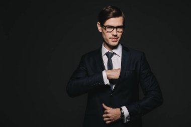 siyah izole ceket cebine el koymak emin iş adamı 