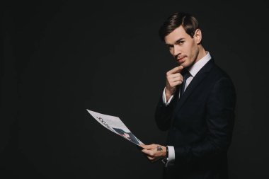 kendine güvenen işadamı siyah izole iş gazete tutan