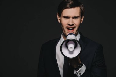  handsmome adam siyah izole megafon bağırarak takım elbiseli