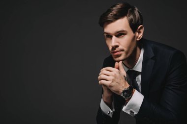 takım elbise düşüncesinde siyah izole dalgın işadamı