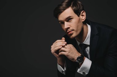 yakışıklı işadamı izole siyah takım elbise düşüncesinde