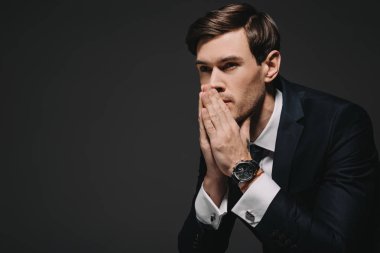 siyah izole el düşünme üzerine saat takan dalgın işadamı