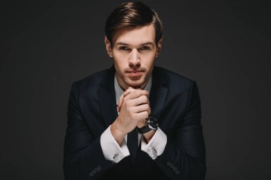 siyah izole kamera bakarak takım elbiseli emin iş adamı