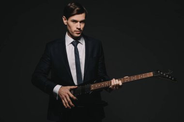 yakışıklı işadamı siyah izole elecrtonic gitar çalmak