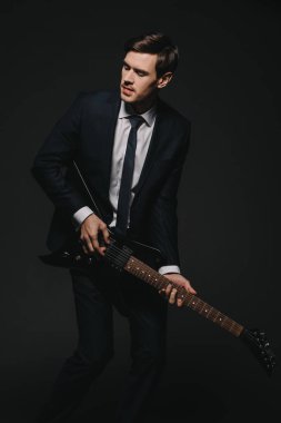 işadamı elecrtonic gitar siyah izole çalmaya takım elbiseli