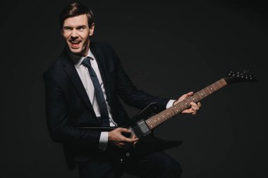neşeli işadamı siyah izole elecrtonic gitar çalmak
