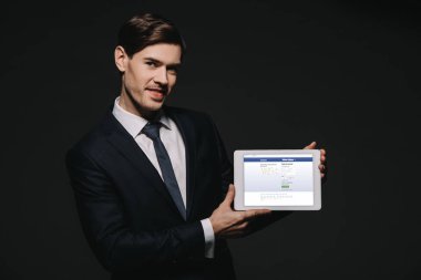 neşeli işadamı dijital tablet facebook app ile ekran siyah izole holding