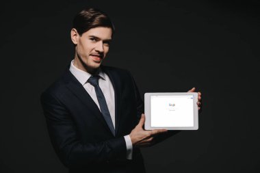 neşeli işadamı dijital tablet google tarayıcısı ile ekran siyah izole holding
