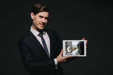 neşeli işadamı rezervasyon uygulaması ile dijital tablet ekran siyah izole holding