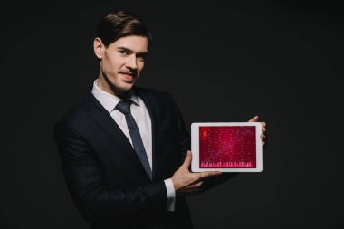 ekranda siyah izole kırmızı teknik elemanları ile dijital tablet holding neşeli işadamı
